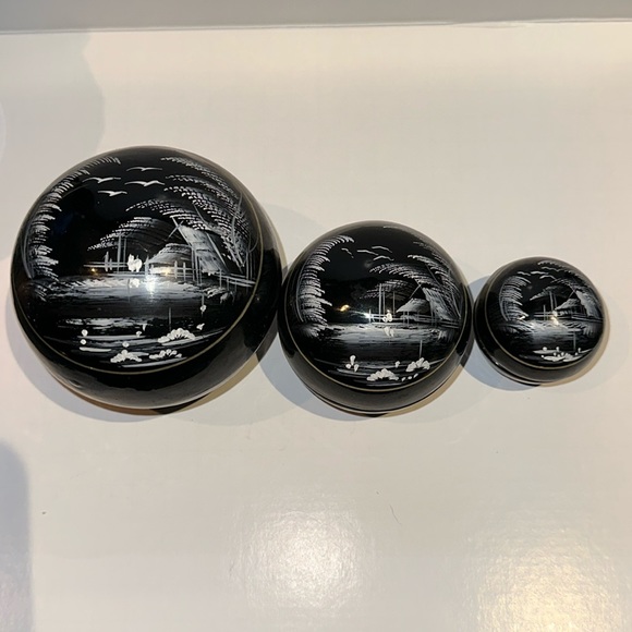 Set of 3 Nesting Lacquered Wood Round Decorative Trinket Box's Handpainted - Picture 2 of 6